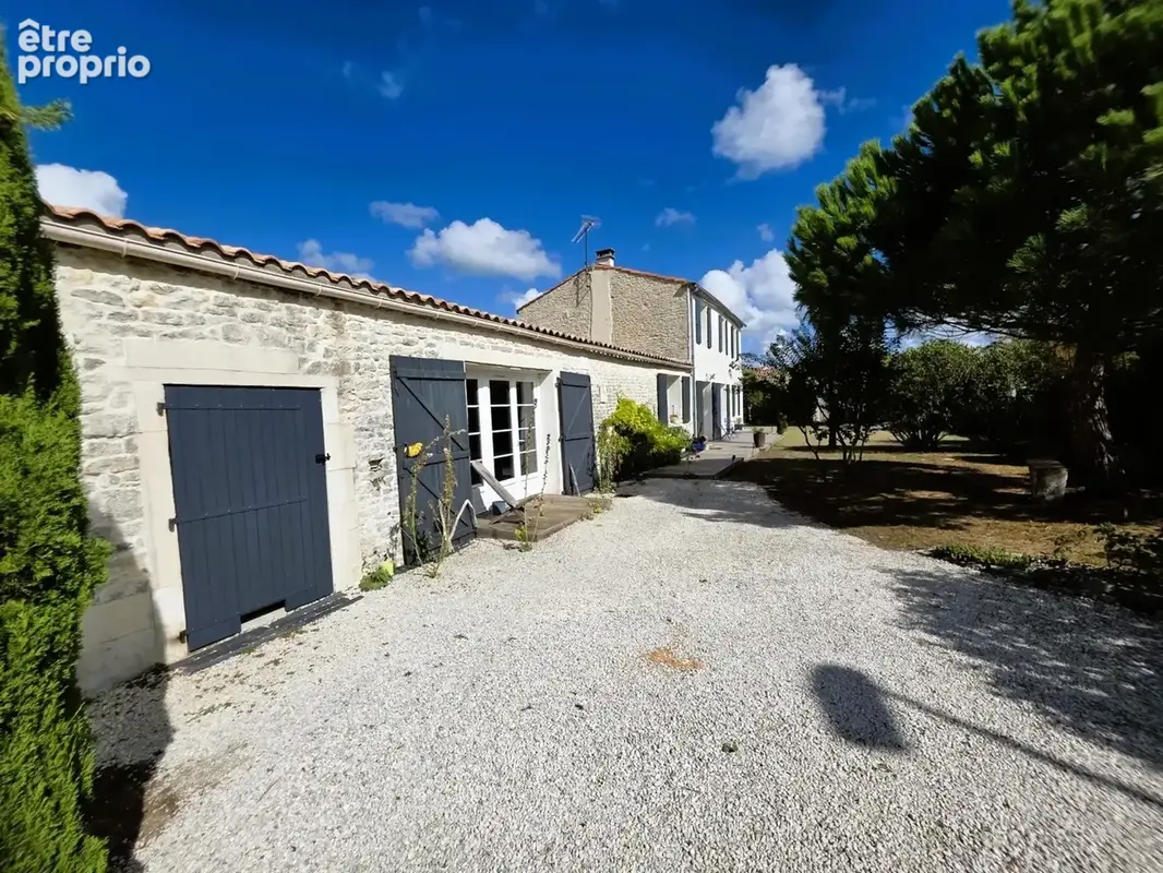 ILE D'OLERON (17), A Vendre Très belle Longère rénovée 194m², édifiée au calme en cœur de village sur terrain 1.047m² - photo 2