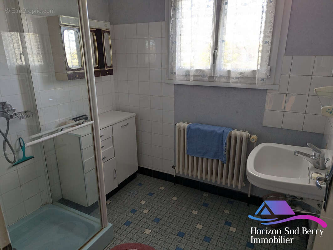 Salle d&#039;eau - Maison à MONTGIVRAY
