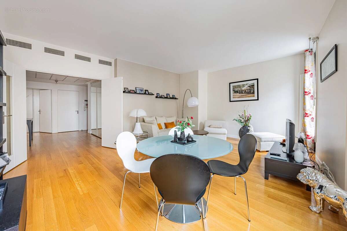 Appartement à PARIS-16E