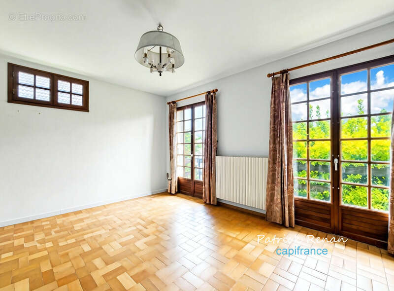 Maison à LES CLAYES-SOUS-BOIS