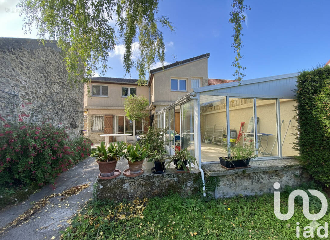 Photo 1 - Maison à LE MESNIL-SAINT-DENIS