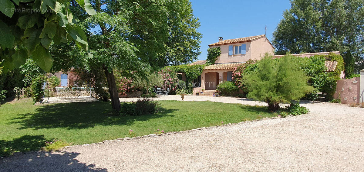 Maison à L'ISLE-SUR-LA-SORGUE