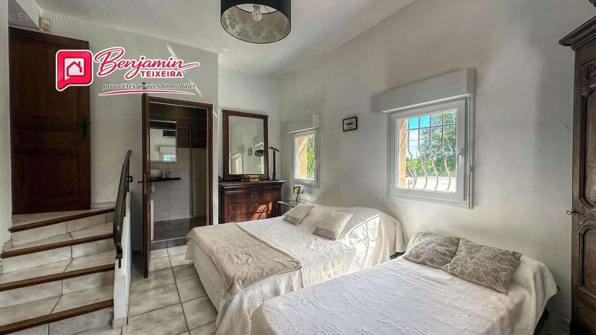 Villa Sainte Maxime 6 pièce(s) 117 m2 - Garage 27m² - Vue mer - piscine - photo 7