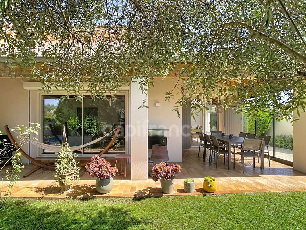 MONTÉLIMAR (26200) – Maison familiale climatisée de 162 m², 5 chambres dont une vaste pièce de 35 m², piscine et jardin clos arb - photo 3