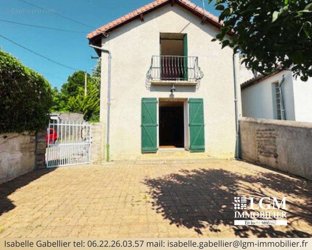 GANNAT (03800) – Maison de ville avec terrasse – Fort potentiel – Travaux de rénovation à prévoir - photo 2