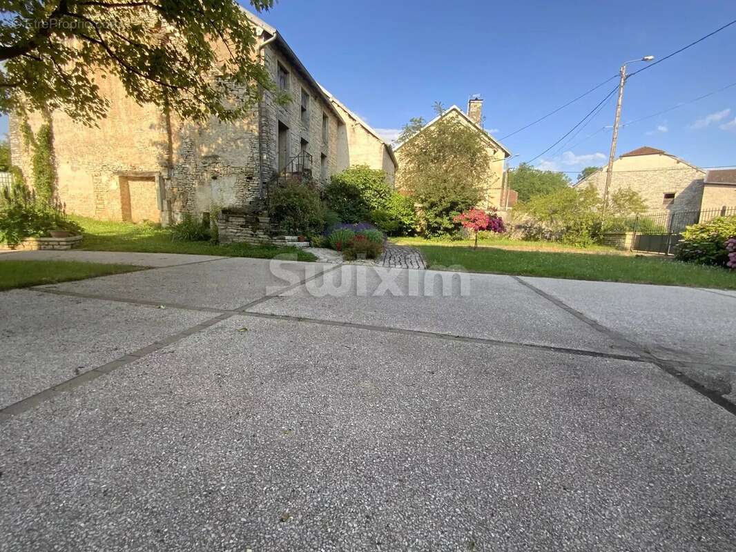 Maison à MONTIGNY-MORNAY-VILLENEUVE-SUR-VINGEANNE