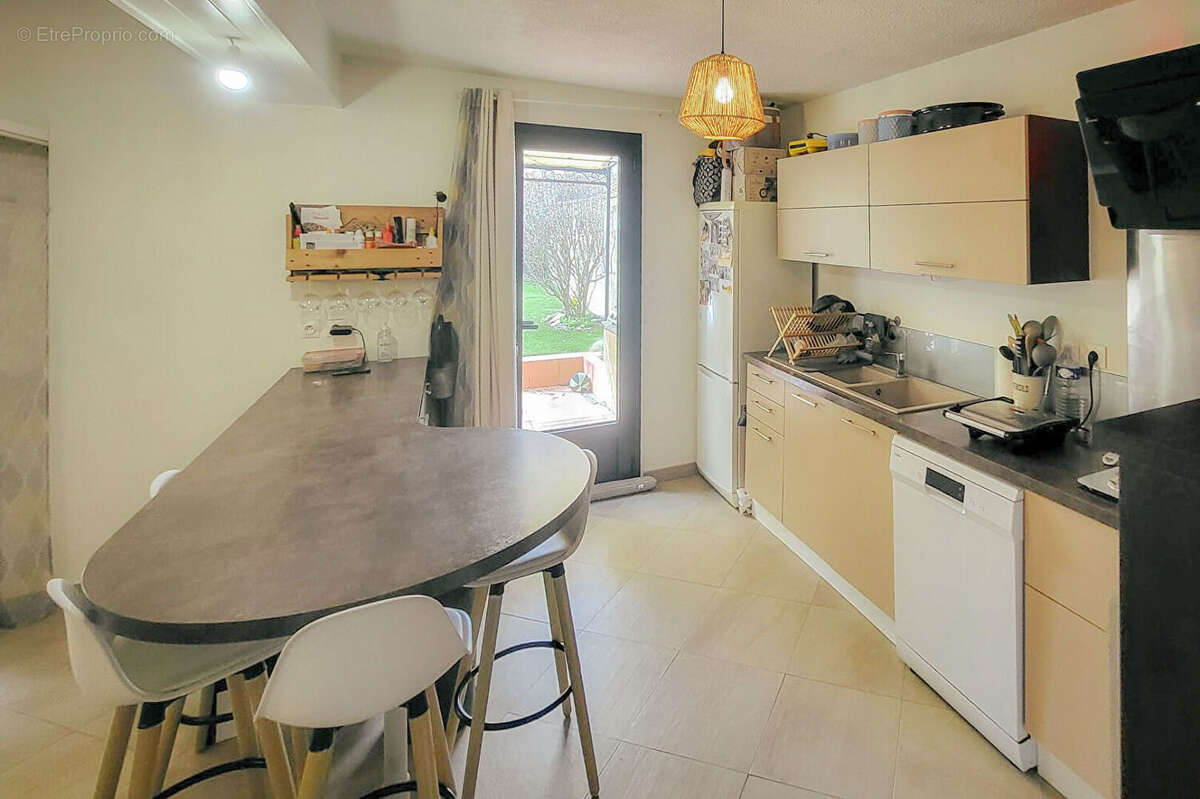CARCASSONNE - PALAJA Villa T4 166m² (90m² hab.)  avec jardin, piscine, sous-sol, et garage - photo 8