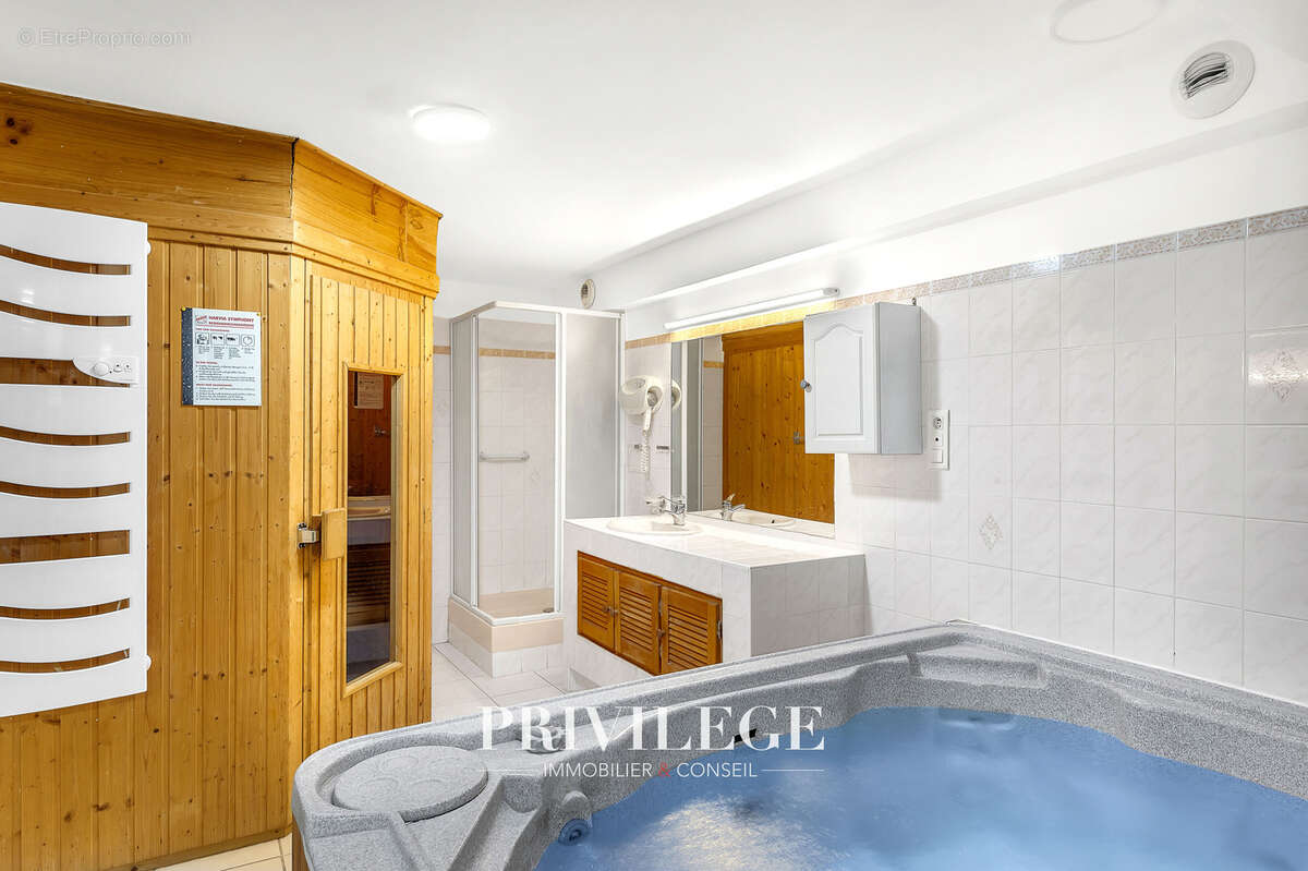 Maison à LA ROQUETTE-SUR-SIAGNE