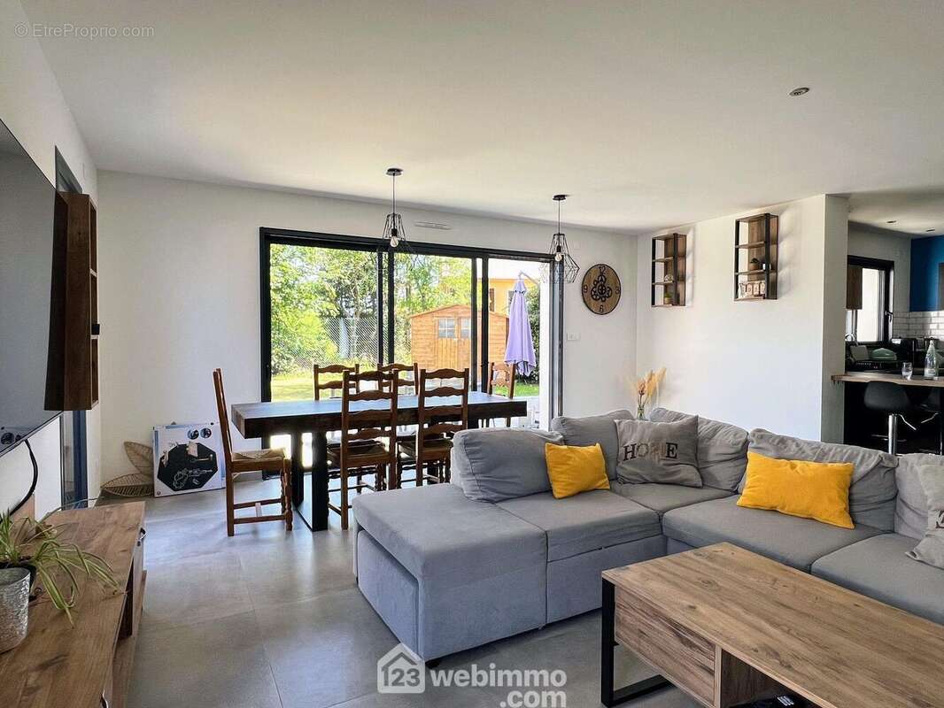 ... sur une grande pièce de vie de 33 m². - Maison à MONTREUIL-JUIGNE