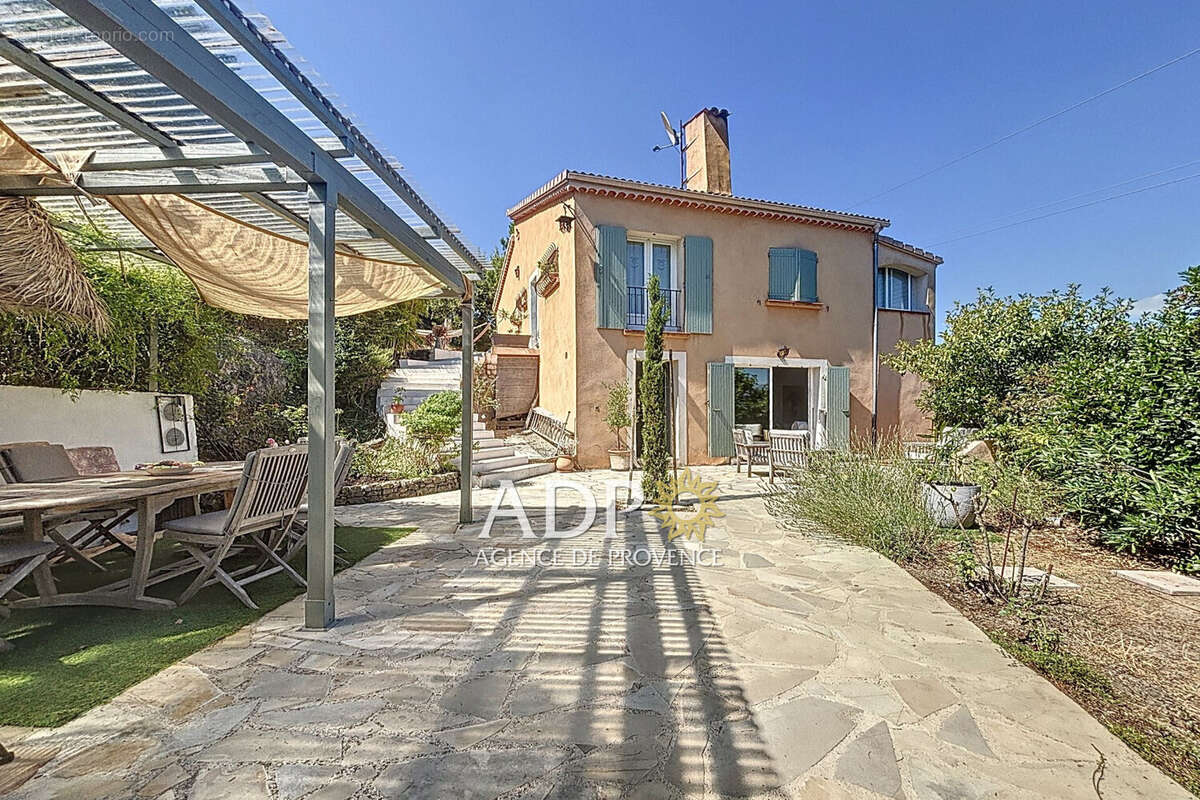 Maison à CHATEAUNEUF-GRASSE