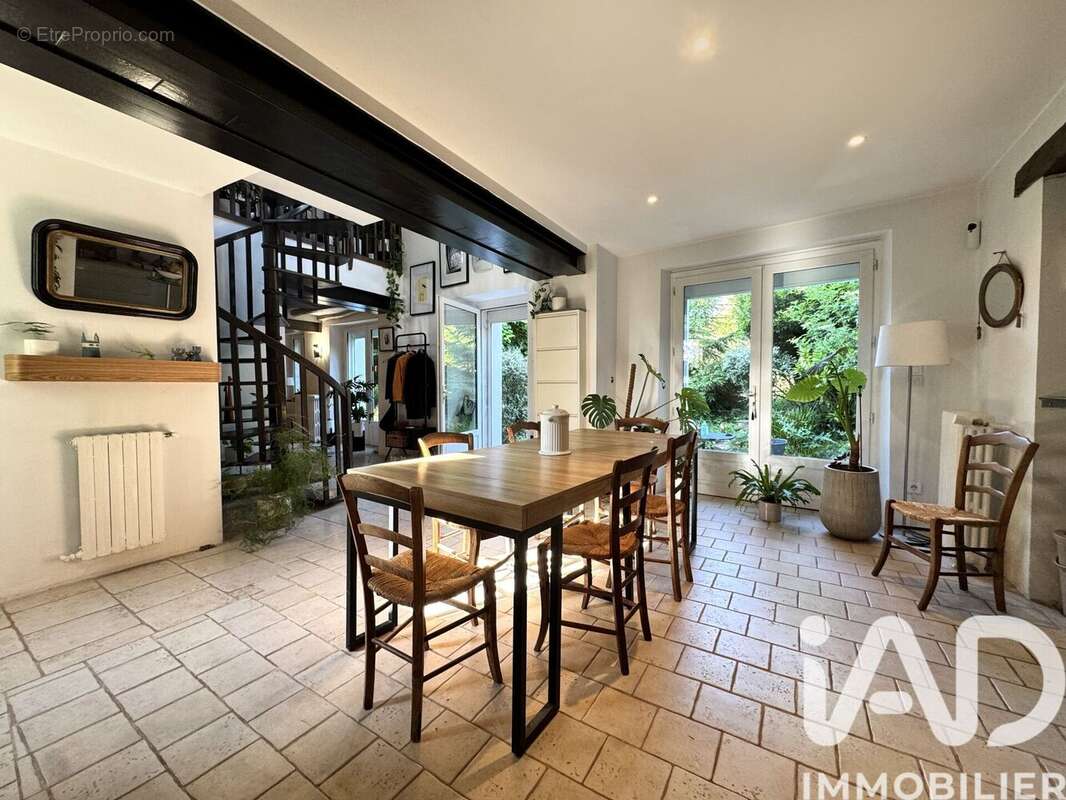 Photo 2 - Maison à LA CELLE-SAINT-CYR