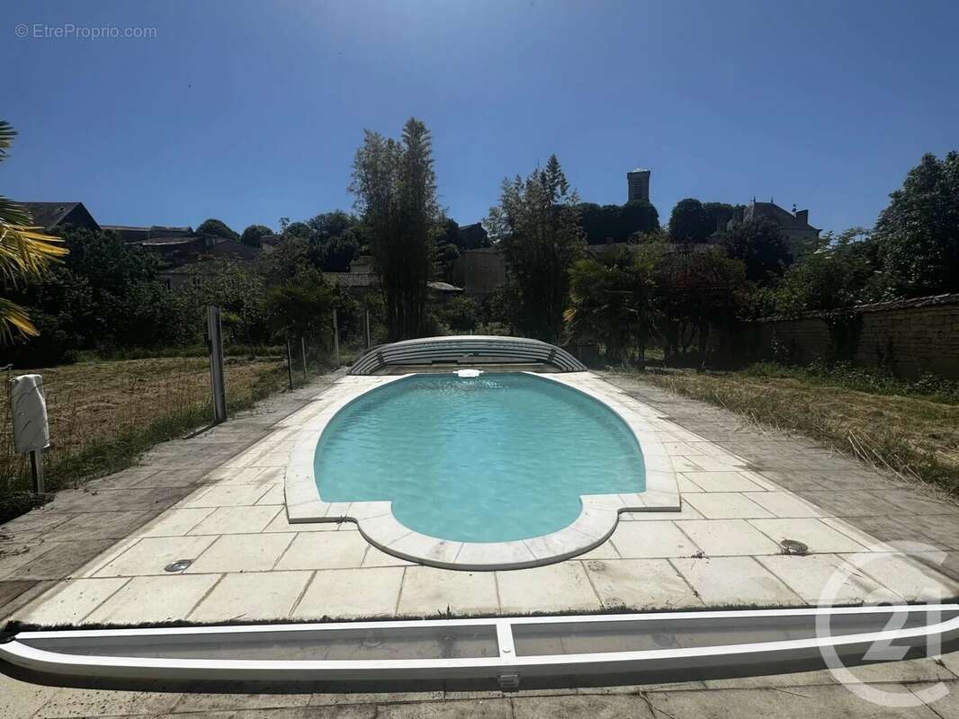 Maison à CHEF-BOUTONNE