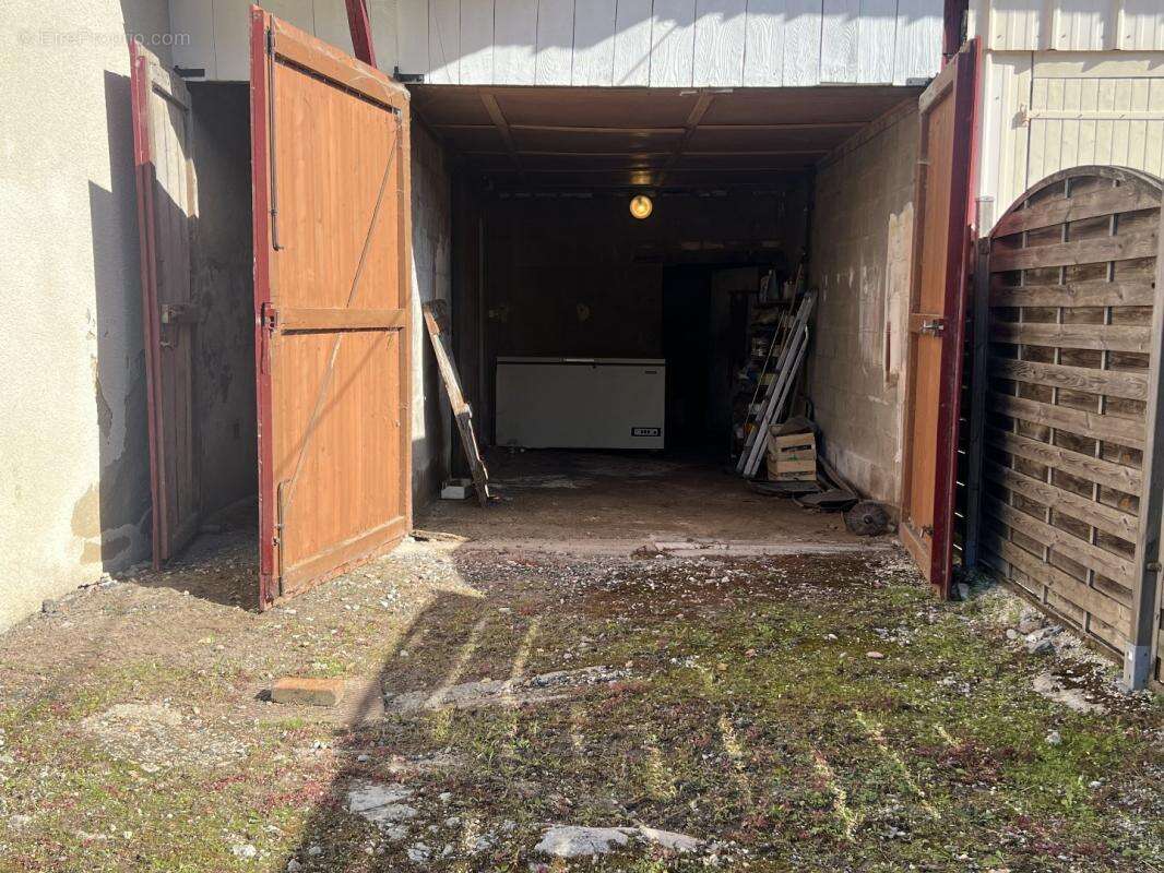 Maison à AZAY-LE-FERRON