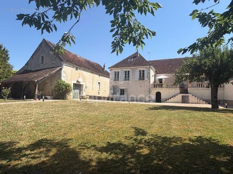 Maison à ESCOLIVES-SAINTE-CAMILLE