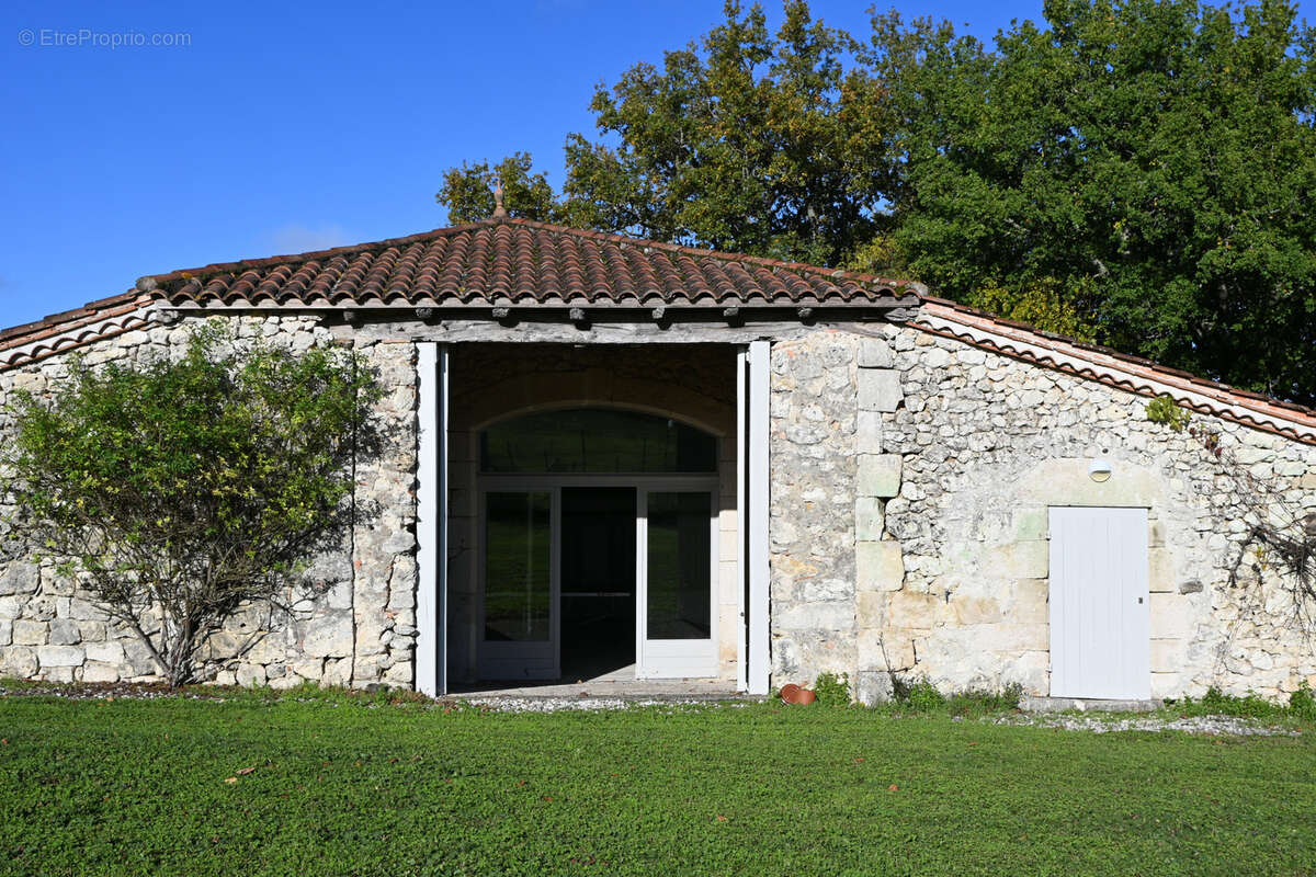 Superbe propriété rurale avec maison en pierre, grange aménagée, piscine et plus de 4 ha - photo 8
