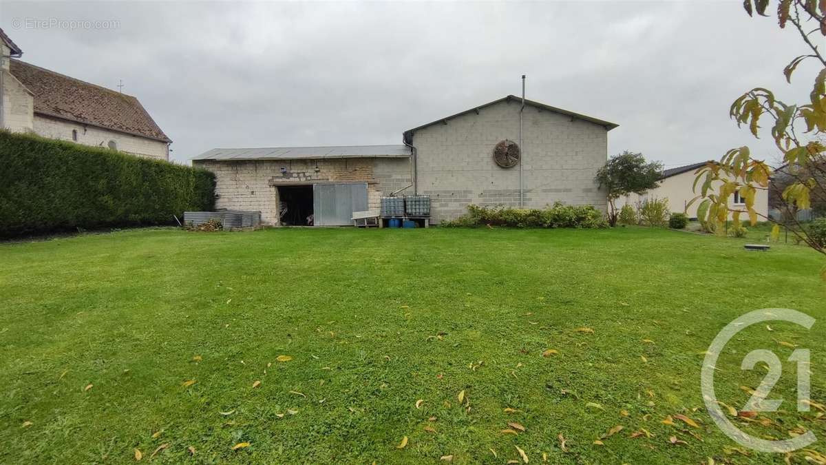 Maison à SAINT-QUENTIN-SUR-COOLE