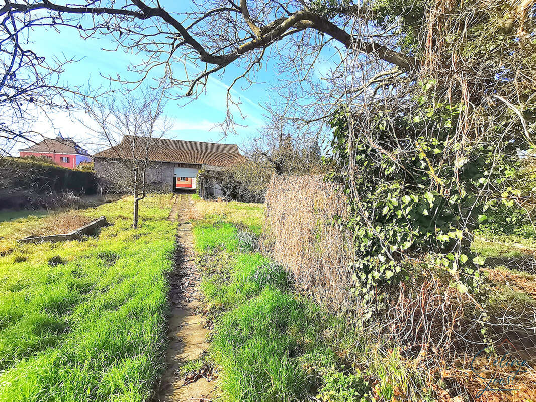 Propriété composée d'une maison principale et dépendances sur 34 ares ! - photo 4