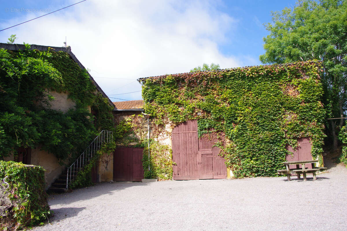 7 kms de Charlieu corps de ferme sur 5 hectares - photo 4