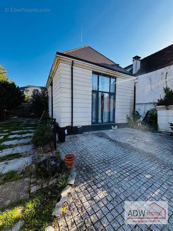 Maison à MANDRES-LES-ROSES