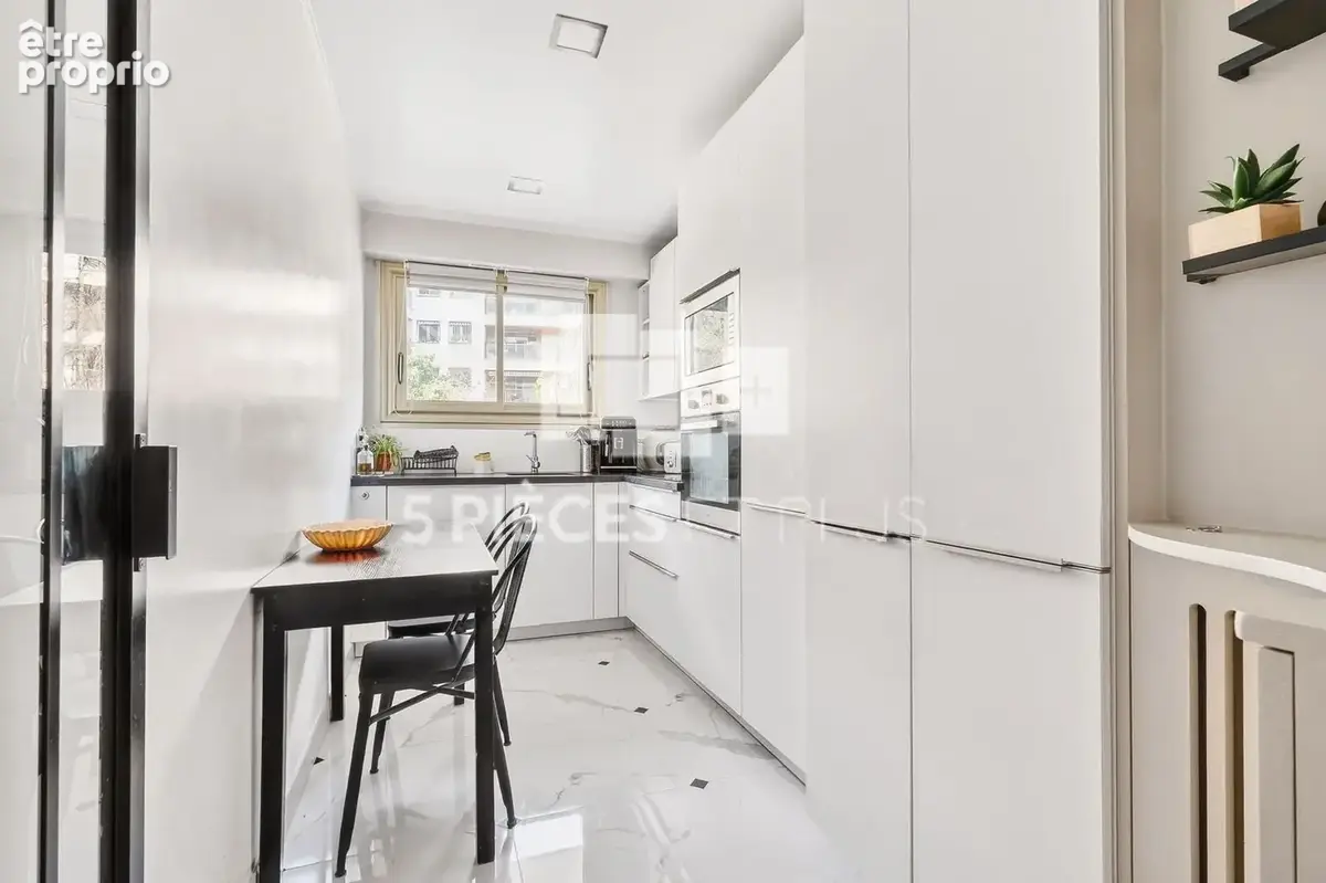 Rare - appartement rénové avec balcon, cave et parking - photo 2