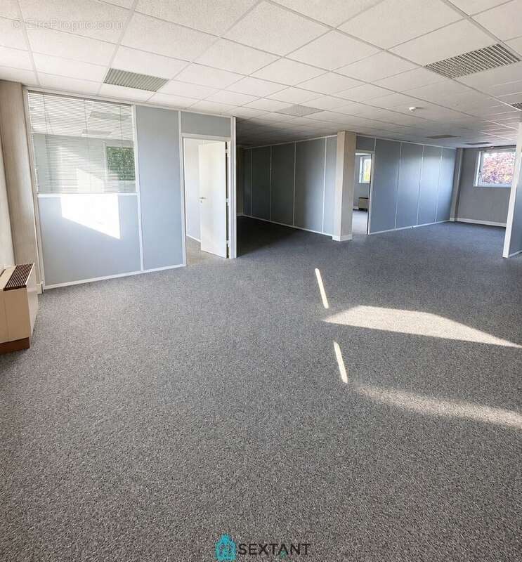 Ensemble immobilier de bureaux - 845 m² avec parkings privatifs à proximité immédiate de l'aéroport. 4.300.000  HT - photo 2
