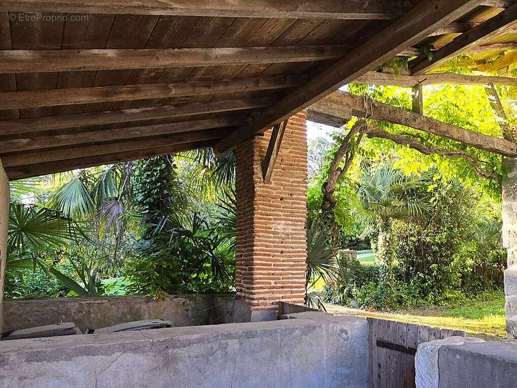 Rare - Délicieuse propriété 1,9 hectare maison rénovée et nombreuses dépendances - photo 6
