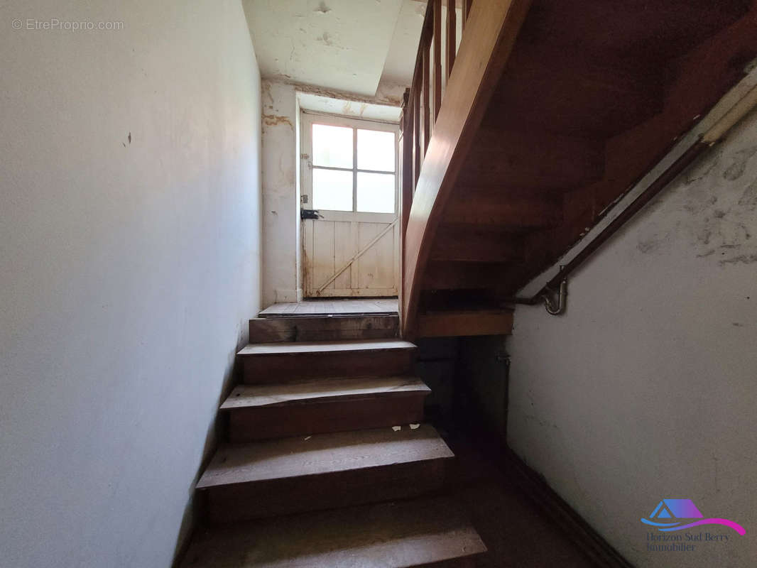 Escalier - Maison à CHATEAUMEILLANT