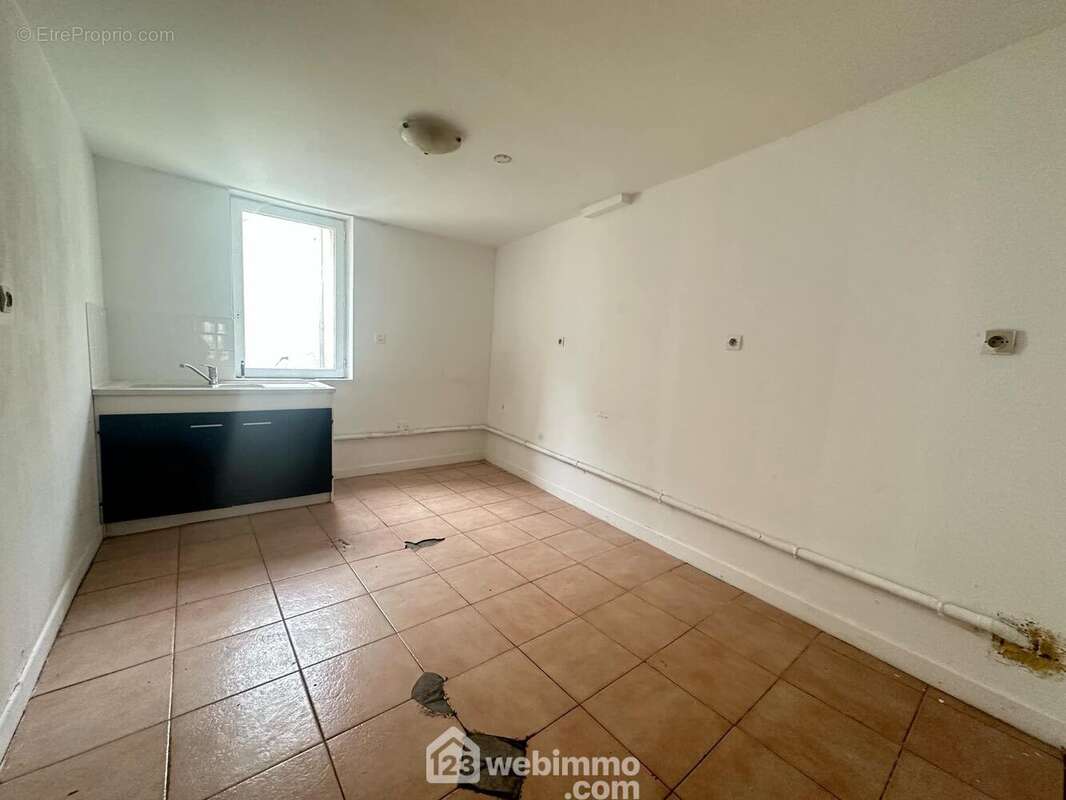 A ses cotés, la cuisine de 14 m² à aménager selon vos envies - Appartement à LAON