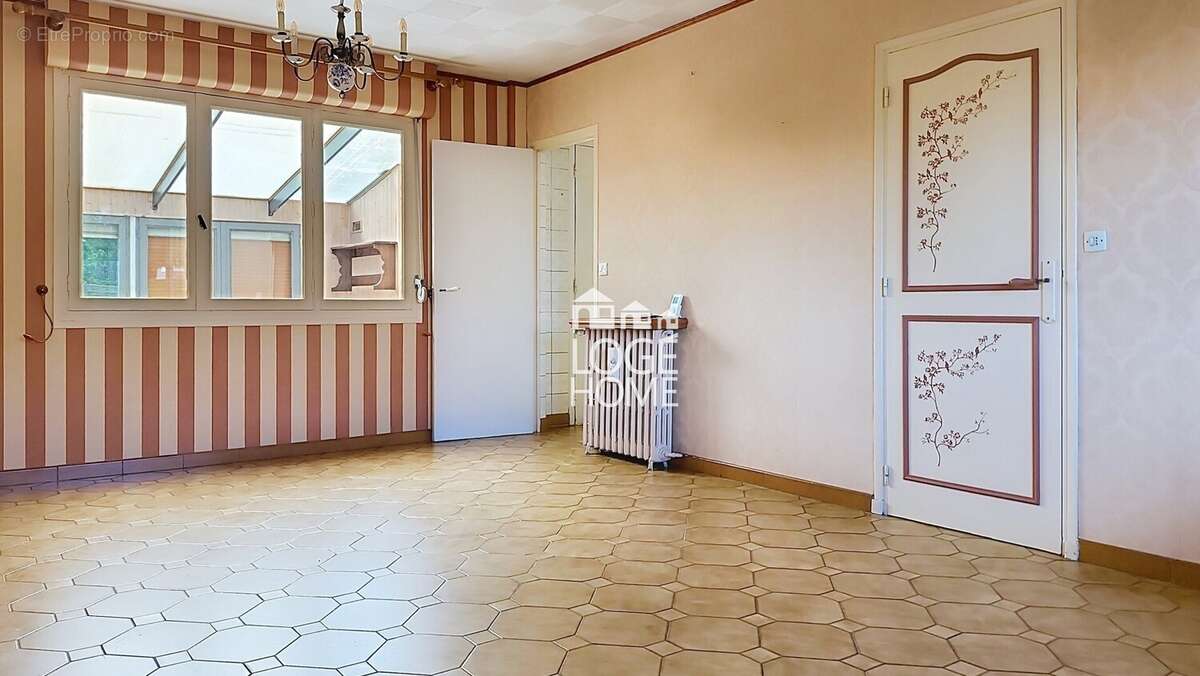 Séjour 1 - Maison à DOURGES