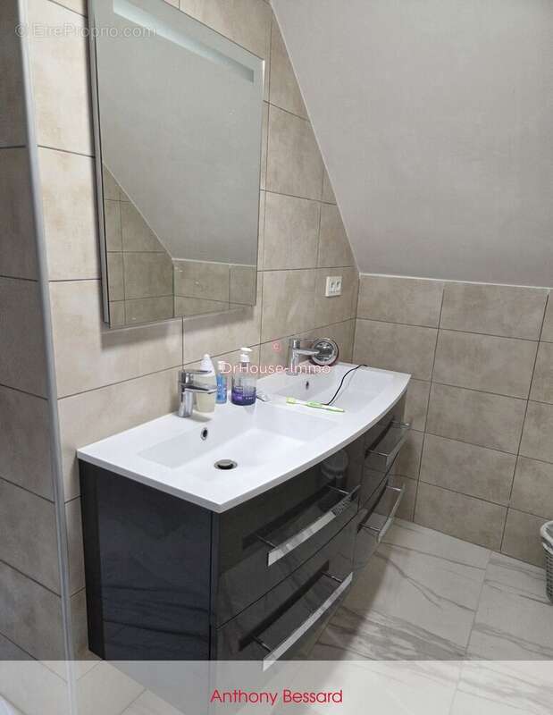 Maison à CREUZIER-LE-VIEUX