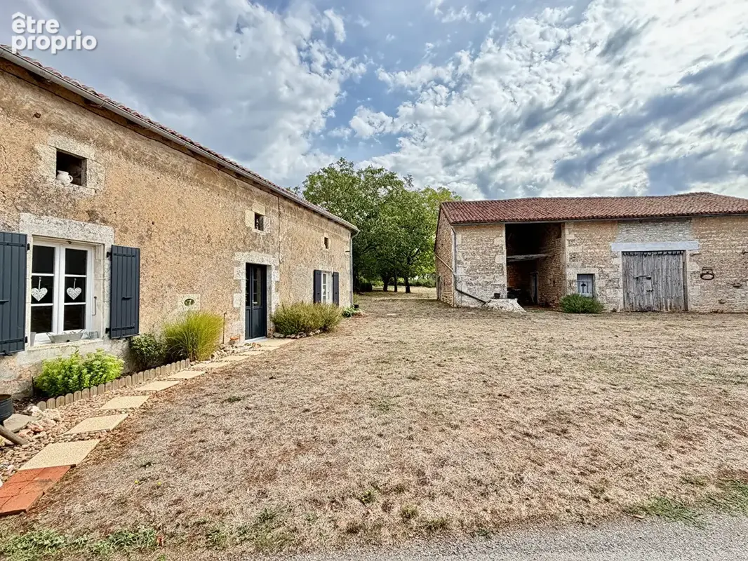Magnifique propriété de caractère avec seconde maison, grange en pierre et vastes jardins à proximité de Nanteuil-en-Vallée - photo 2