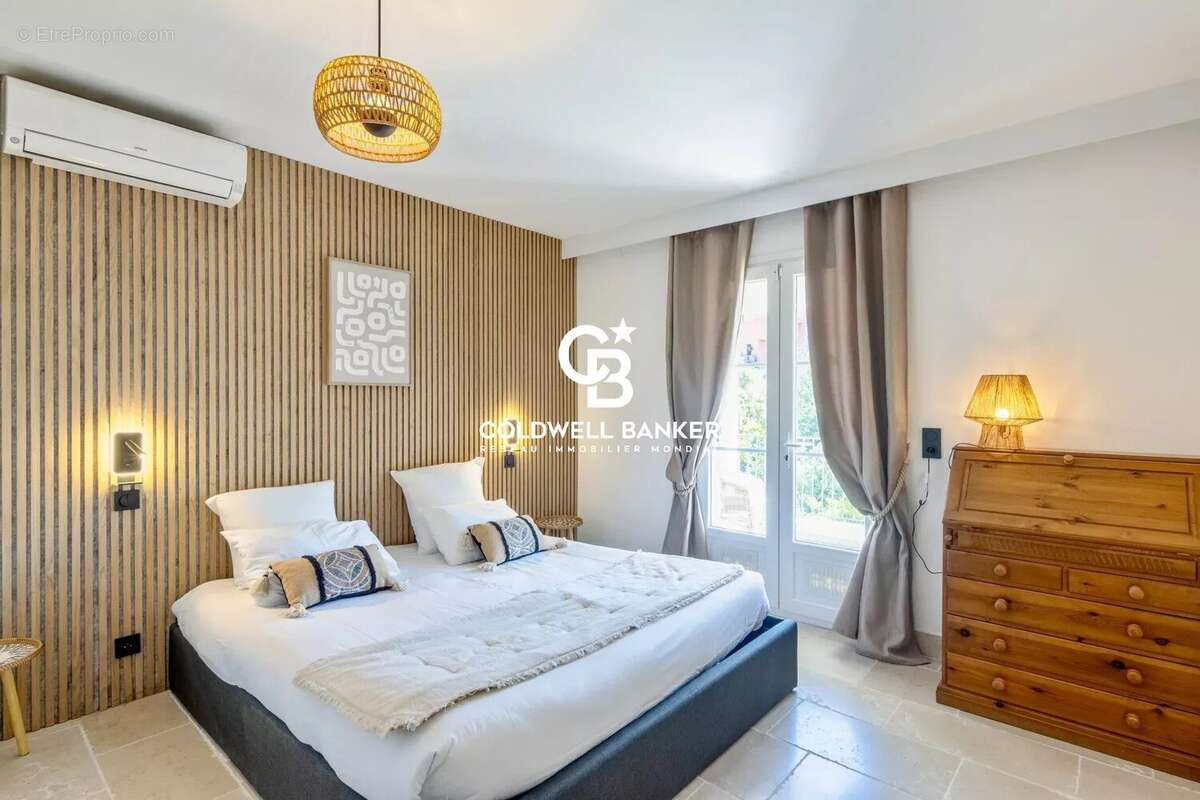 Située dans un domaine privé et sécurisé d’Agay à Saint-Raphaël, opportunité d’investissement rare sur la Côte d’Azur, alliant e - photo 17