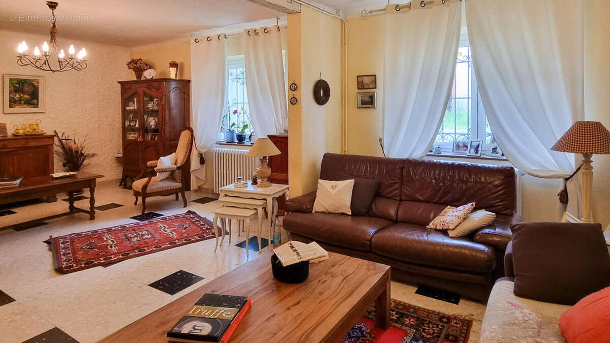 SALON - Maison à SAINT-JULIEN-DE-BRIOLA