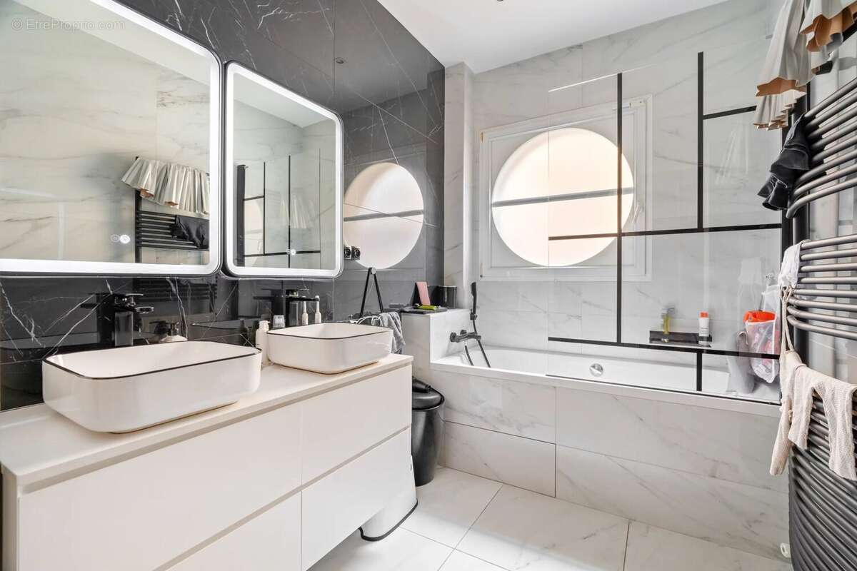 Appartement à PARIS-16E