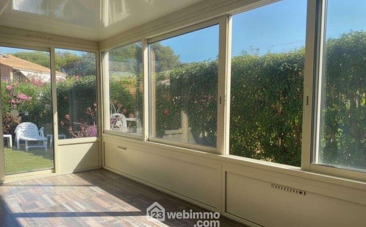 La véranda s'ouvre directement sur le jardin privatif. - Maison à SAINTE-MAXIME
