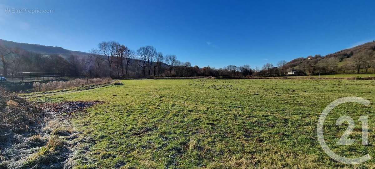 Terrain à VIC-SUR-CERE