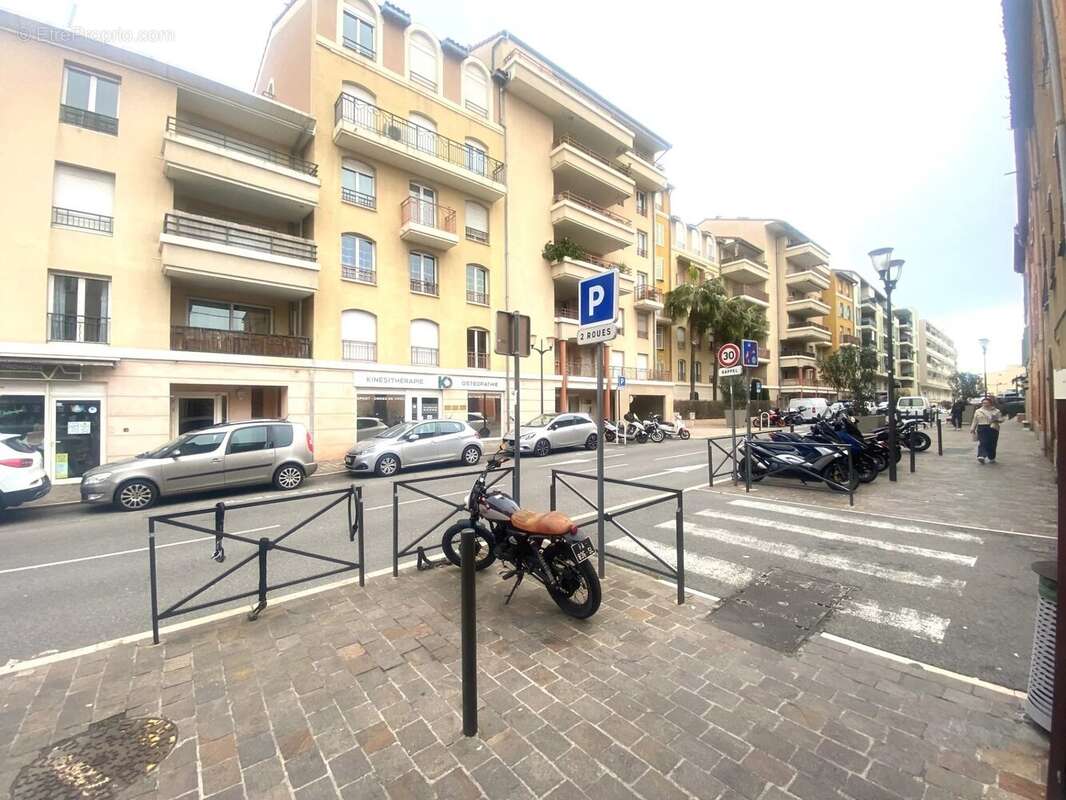 Commerce à SAINT-LAURENT-DU-VAR