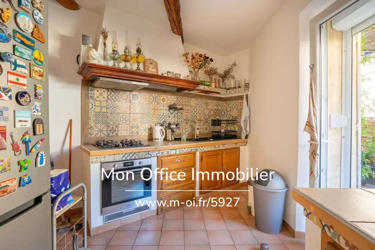 Référence : 5927-SKA. - Maison de village avec une terrasse, deux garages et deux caves - photo 3