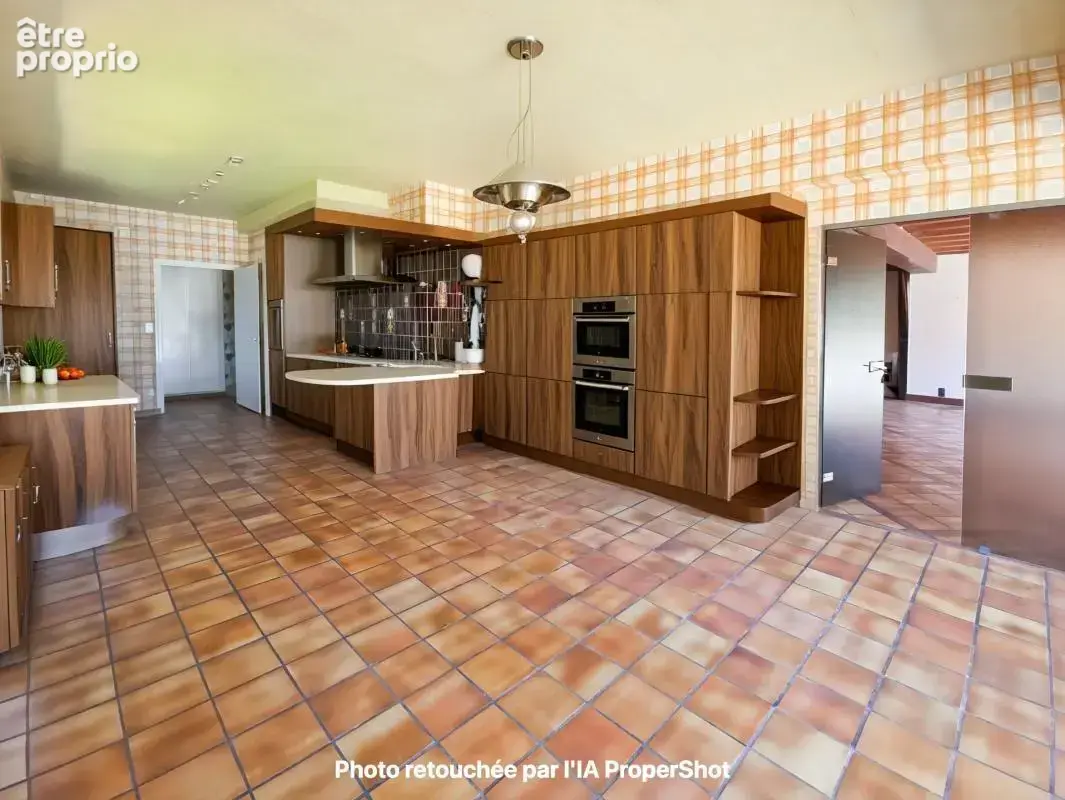  Un cadre de vie privilégié Édifiée sur un terrain de plus de 6 780 m², entièrement clos et paysager, cette propriété vous garan - photo 6