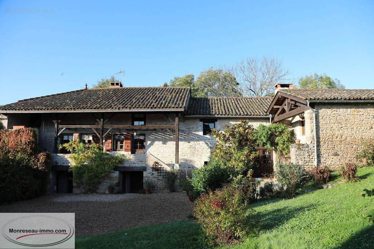 Maison à LA ROCHE-VINEUSE