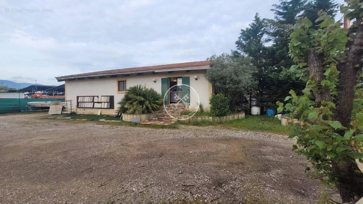 Commerce à ROQUEBRUNE-SUR-ARGENS