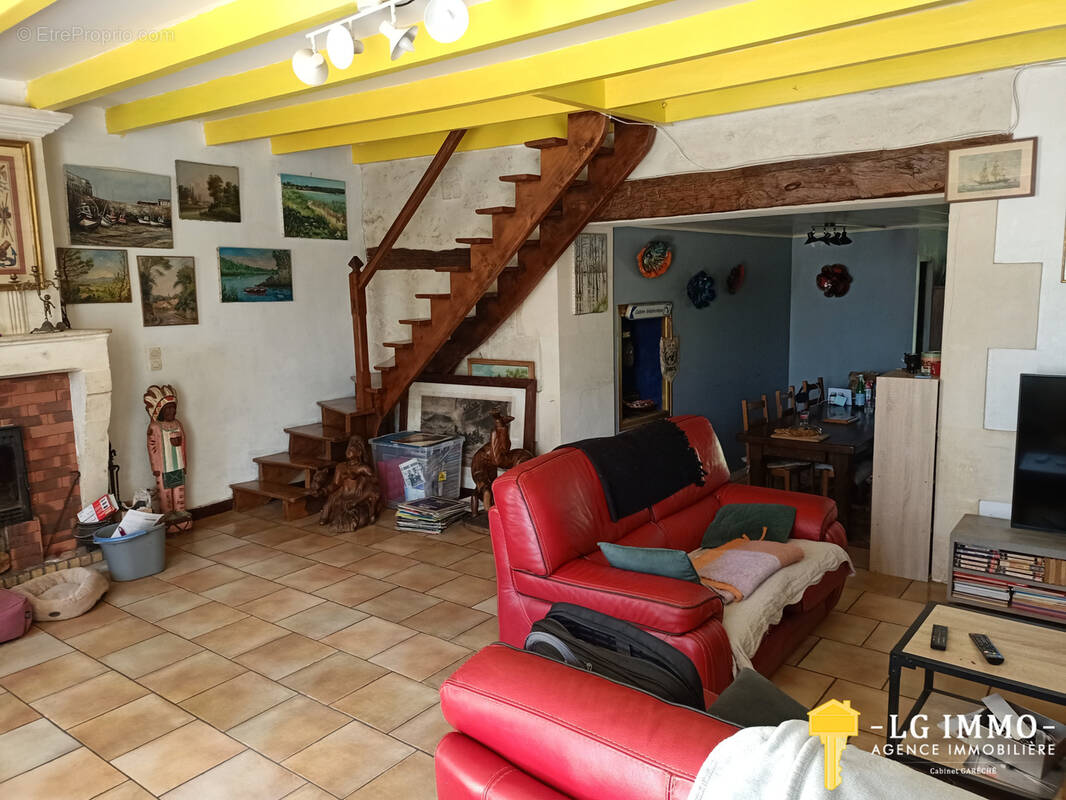 Maison à NIEUL-LE-VIROUIL