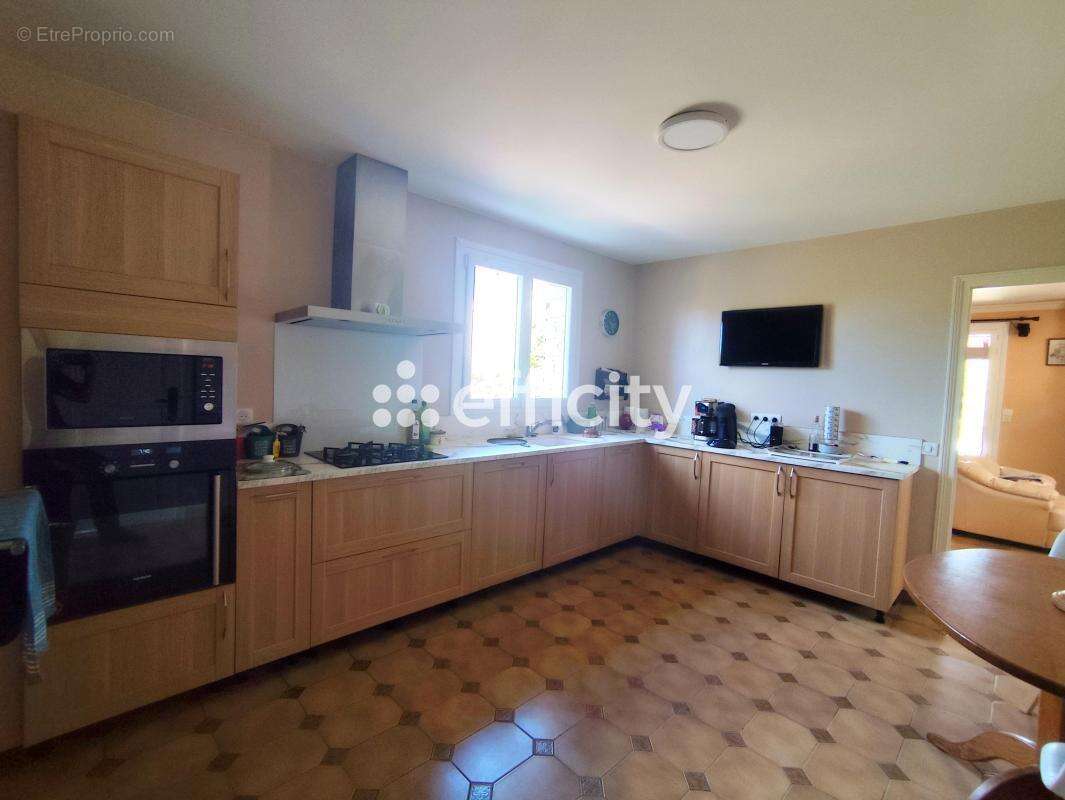 Maison 173 m² à La Vergne  - photo 10