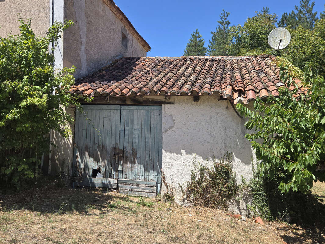 Ensemble de bâtiments à restaurer sur 4900m2! - photo 17