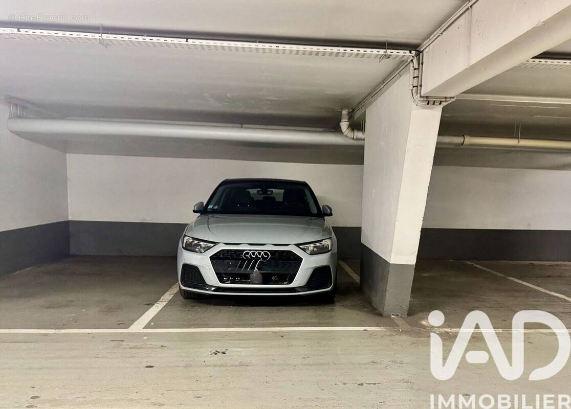 Photo 1 - Parking à PARIS-8E