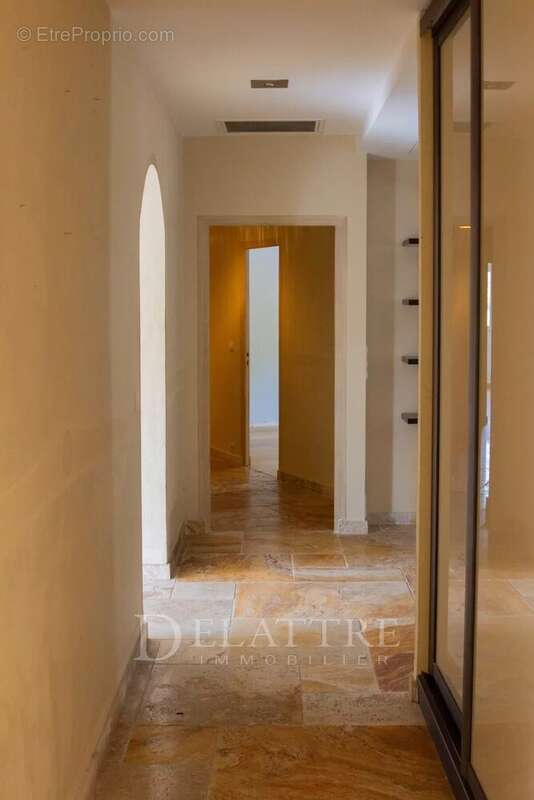 Maison à ROQUEFORT-LES-PINS