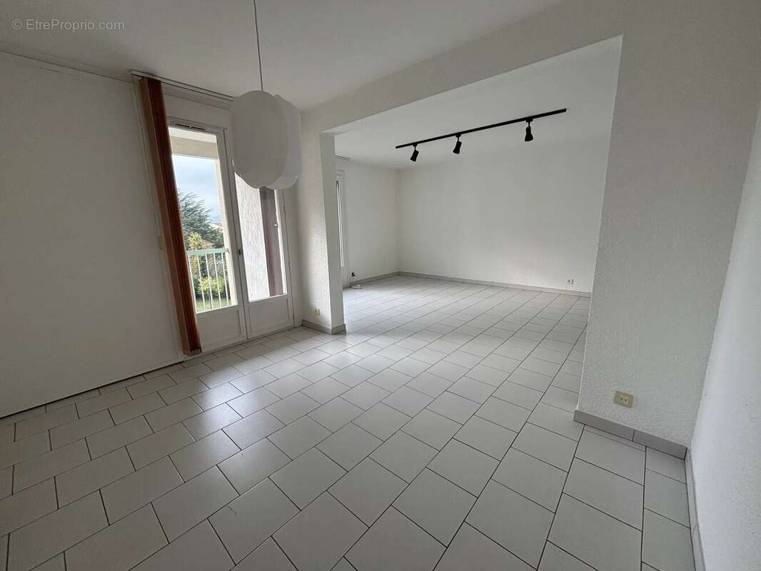 GUILHERAND-GRANGES - T4 de 78m² avec garage et cave - VENDU LOUE. - photo 3