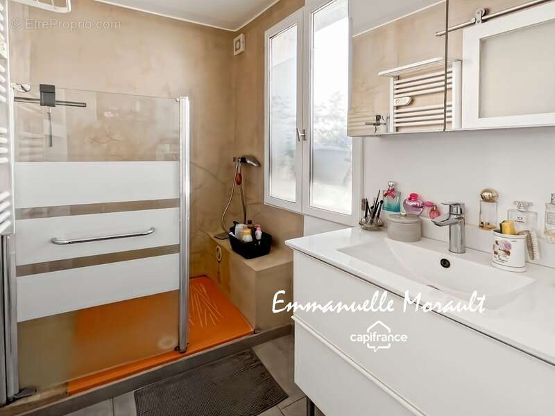 Appartement à BAGNOLS-EN-FORET