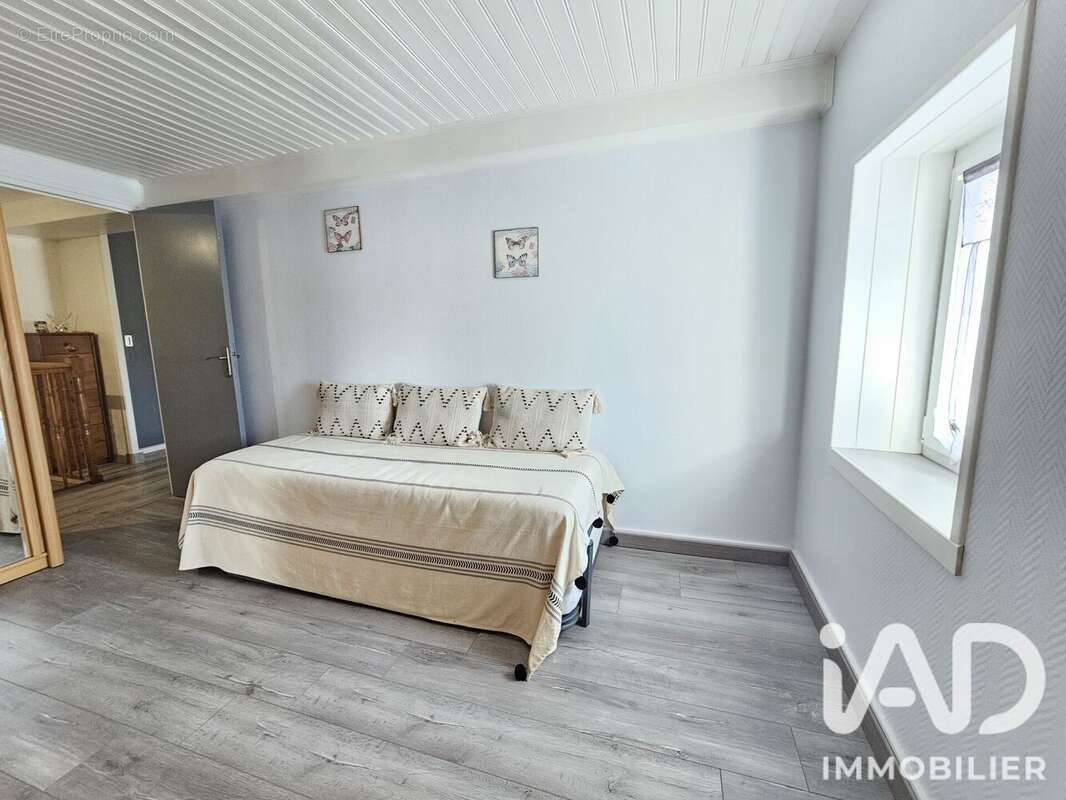 Maison 170 m² à Corme-Ecluse  - photo 7