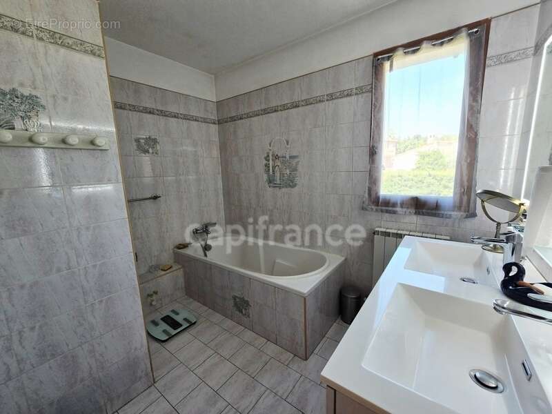 Maison à vendre 7 pièces LA CIOTAT (13) Garage, Terrain 1057 m2 - photo 13